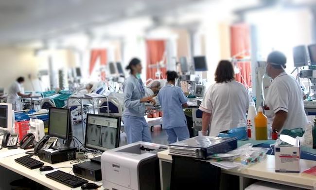 Terapie intensive in Lombardia: “Prepararsi per riattivare 500 posti letto”. Arriva la smentita