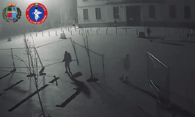 Vandali spaccano le reti in piazza, il sindaco pubblica i filmati della devastazione