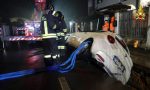 Auto precipita nello scavo delle tubature: la recuperano i pompieri