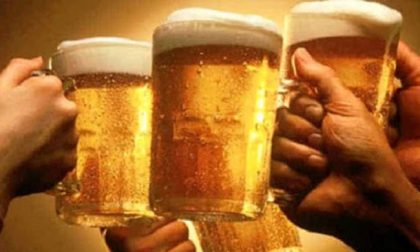 Birra al tavolo di un bar: multati 13 ragazzi e chiuso il locale