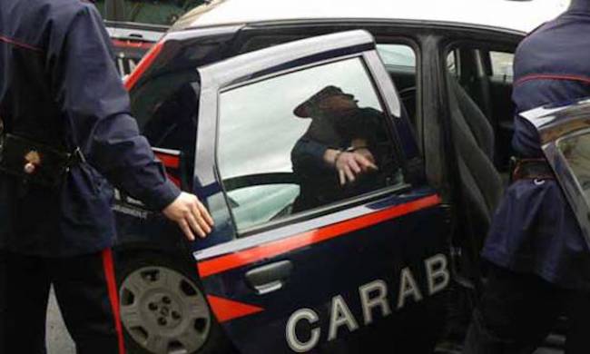 La fidanzata lo lascia, lui la perseguita e fa esplodere una bomba carta sul suo balcone