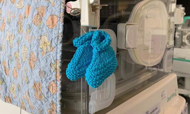 Le calzine dell’Epifania appese alle culle dei neonati nell’ospedale Niguarda