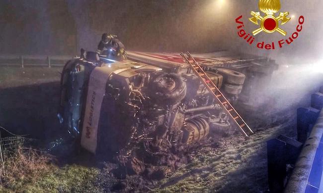 Autista perde il controllo del camion: sfonda il guard rail e si ribalta