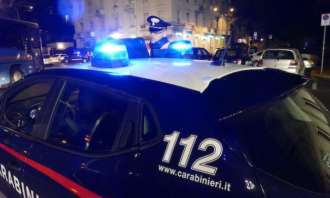 Fuochi d’artificio per festeggiare il compleanno davanti al cimitero: 7 denunciati