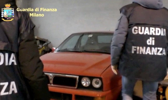 Case, soldi e auto di lusso ma redditi pari a zero: maxi sequestro al trafficante