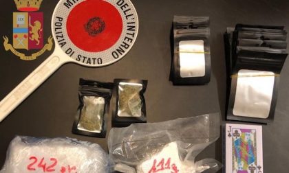 Quasi mezzo chilo di cocaina nascosta in bagno a Trezzano: arrestato 20enne