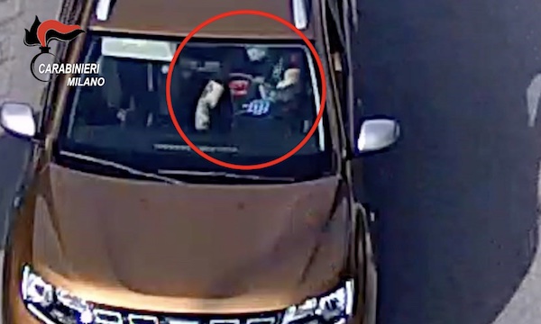 Il Video del sequestro di persona e rapina a corriere Amazon, cinque arresti
