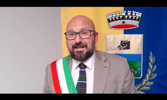 Fondi ai comuni, il sindaco Negri replica a Fontana: “Stile neo trumpiano”