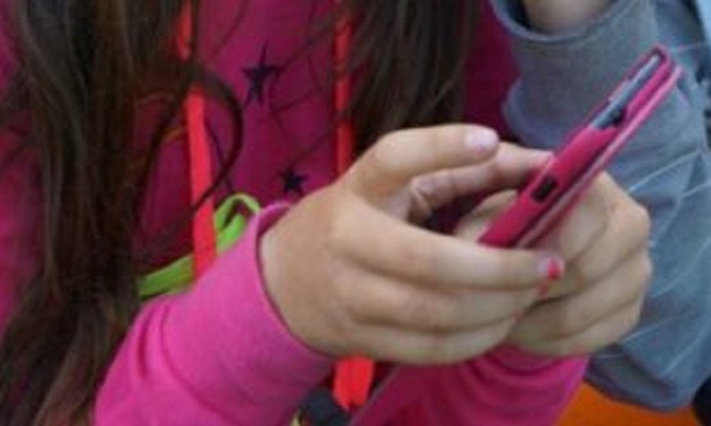Bimba morta per la sfida su TikTok, i consigli della polizia ai genitori: “Prestate attenzione”