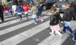 Protegge i bambini che attraversano sulle strisce: agente investito