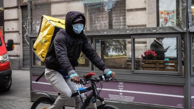 I rider non sono schiavi: i giganti del food delivery devono regolarizzarli