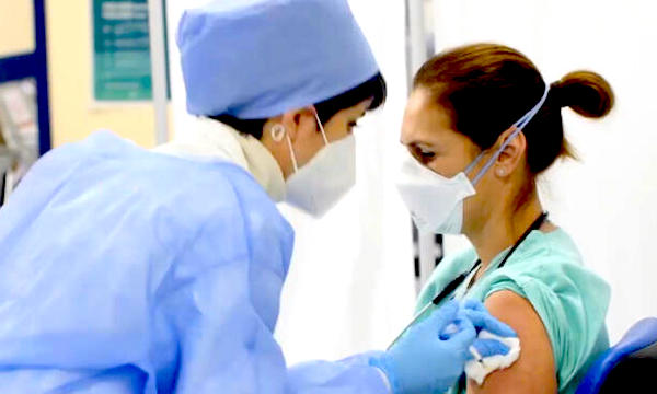 Positivi 9 operatori sanitari già vaccinati in Lombardia: si indaga su varianti