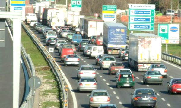 Auto contro moto, ferito 18enne: atterra l’elisoccorso