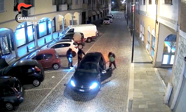 Catturata la banda degli sportelli bancomat: avevano rubato 180mila euro solo a Buccinasco