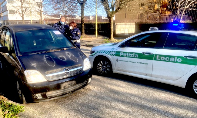 Documenti falsi per cancellare dal Pra le auto da rottamare: due indagati