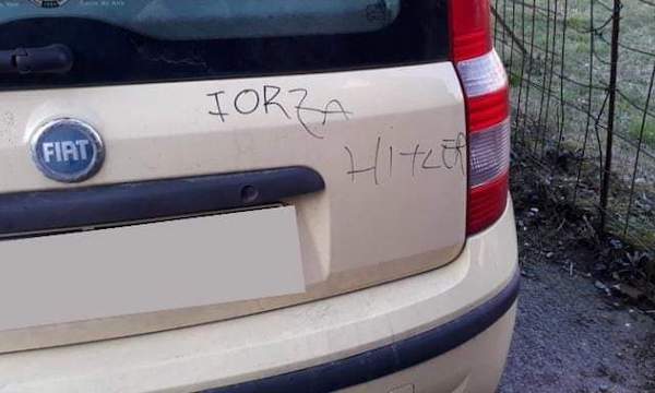 Scrivono “Forza Hitler” sull’auto di una famiglia ebraica: dura condanna del sindaco