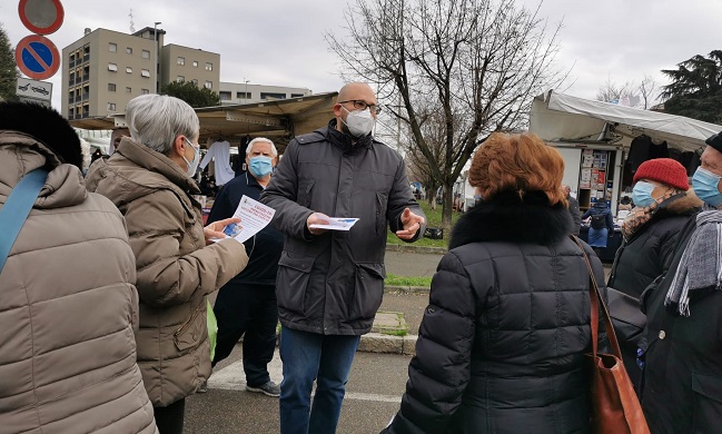 Vaccinazioni over 80, la campagna informativa inizia al mercato