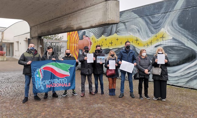 Raccolta firme contro il murale sulle foibe: “Da rimuovere subito”