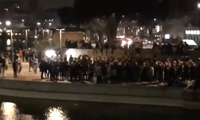 Ressa (con rissa in Darsena) sui Navigli nell’ultimo sabato di zona gialla
