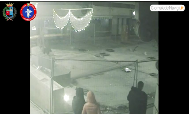 Raid vandalico in piazza della Vittoria, la polizia locale individua i responsabili