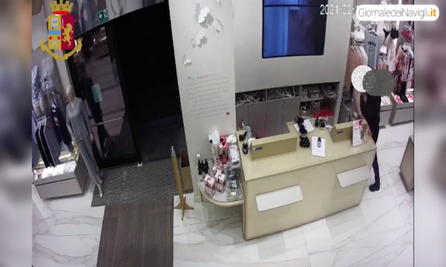 Il video della rapina e accoltellamento di una commessa da Yamamay: arrestato