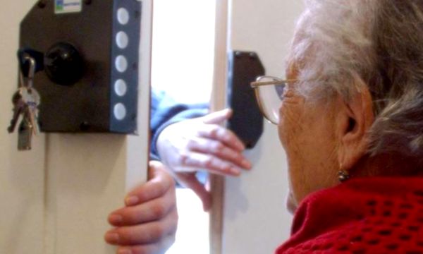 Truffatori travestiti da agenti della polizia locale derubano anziani