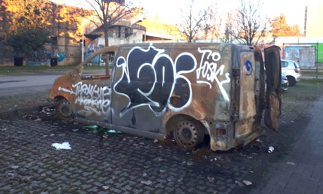 Veicoli incendiati e degrado, la carcassa di un furgone diventa un cassonetto dei rifiuti