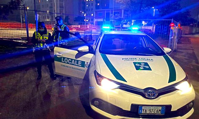 Tentano di rubare un escavatore da 60mila euro: furto sventato dalla polizia locale