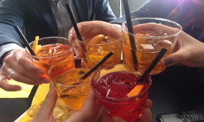 Aperitivi proibiti: sanzionati clienti di un bar a Trezzano che consumavano drink nel retro