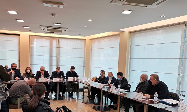 Scandalo auto dimenticate nei depositi, le opposizioni: “Grave incapacità del Comune”