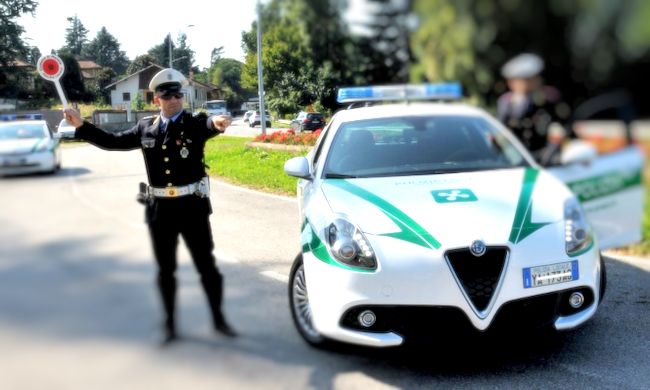 A folle velocità in moto per le vie della città: bloccato dalla polizia locale