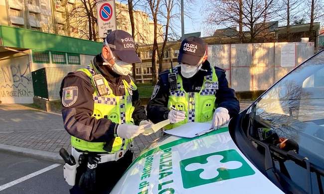 Due ragazzini di 15 e 16 anni beccati dalla polizia locale con dosi di hashish