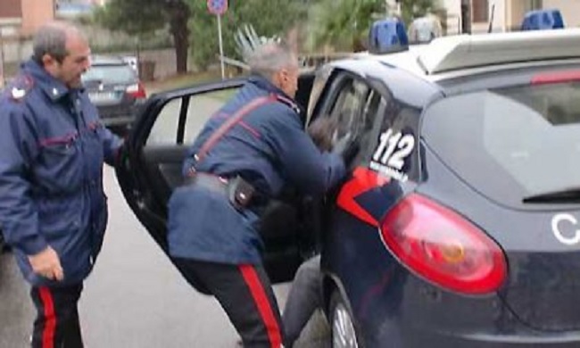 Minaccia di morte la compagna davanti ai figli piccoli: arrestato