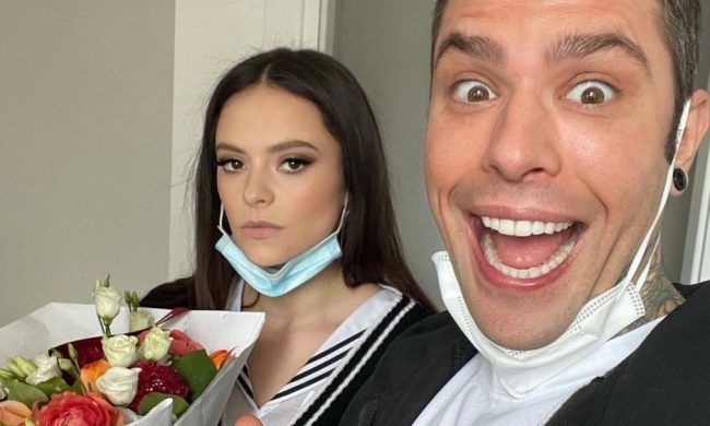 Fedez, la gaffe di Sanremo e i fiori del perdono alla Michielin (che non l’ha presa benissimo)