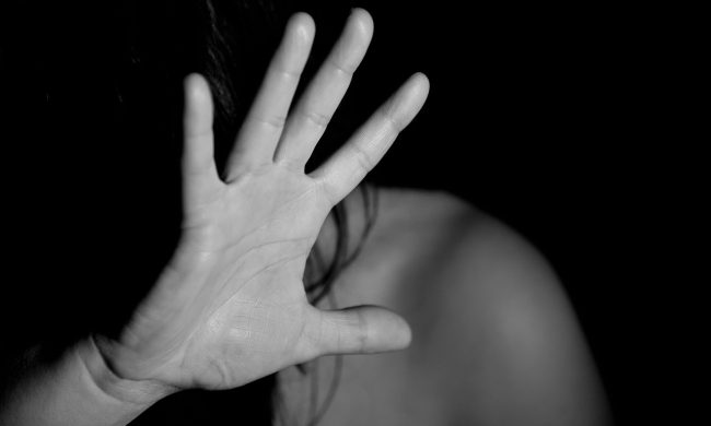 Filmano lo stupro di due minorenni e lo diffondono in rete, arrestati i tre violentatori