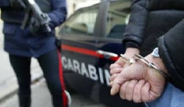 Taglia la guancia del fratello aggredendolo con una lama