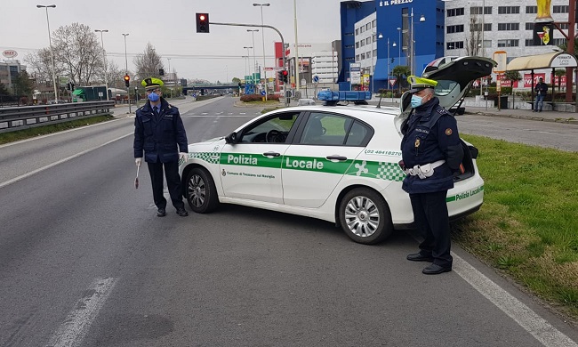 Fuma marijuana mentre guida un furgone: denunciato dalla polizia locale a Trezzano