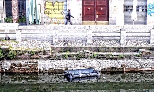 Divano buttato in acqua, a recuperarlo ci pensano gli Angeli dei Navigli