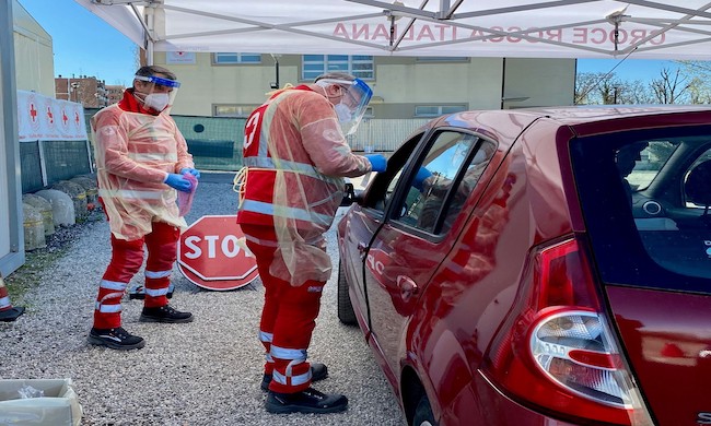 Inaugurato il nuovo drive through a Opera: tamponi e futuro centro vaccini