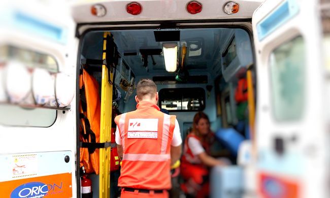 Perde il controllo dell’auto e va a sbattere contro altre macchine: ferito 75enne