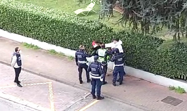 Calci e pugni al bus, scatta il Daspo dai mezzi pubblici per ragazzo ubriaco