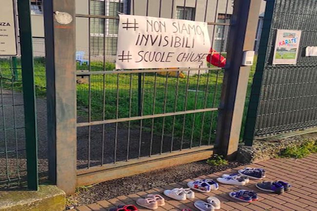 Protesta contro la chiusura delle scuole: rubate le scarpine lasciate davanti ai cancelli