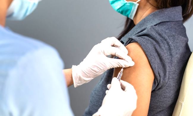 Prenotazione vaccini, scoperto un (altro) problema: basta il giusto link e chiunque può aderire