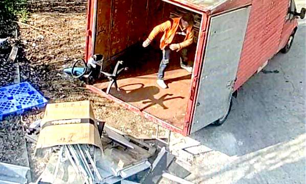 Scaricano rifiuti in mezzo alla strada: beccati dalle telecamere e denunciati