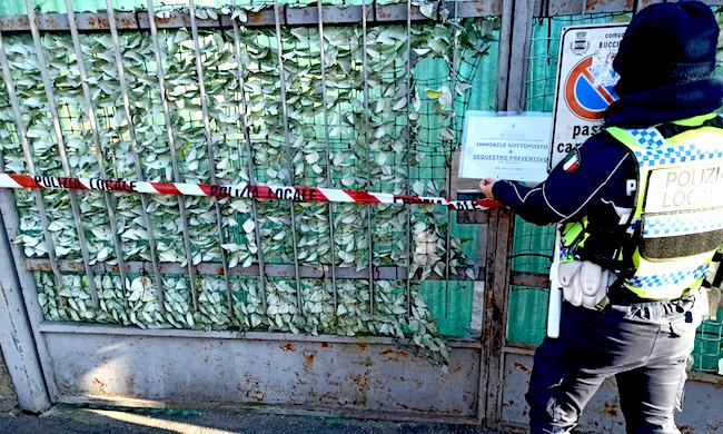 Discarica abusiva nell’ex laboratorio dolciario: la polizia locale sequestra l’area