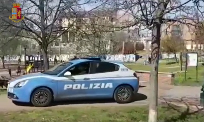 Calci e pugni per rapinare coetanei: arrestati due ventenni