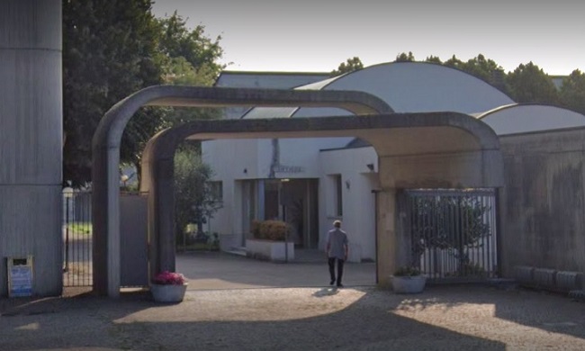 Molesta 15enne al cimitero, il custode si difende: “Mai toccata, era svenuta e l’ho sostenuta”