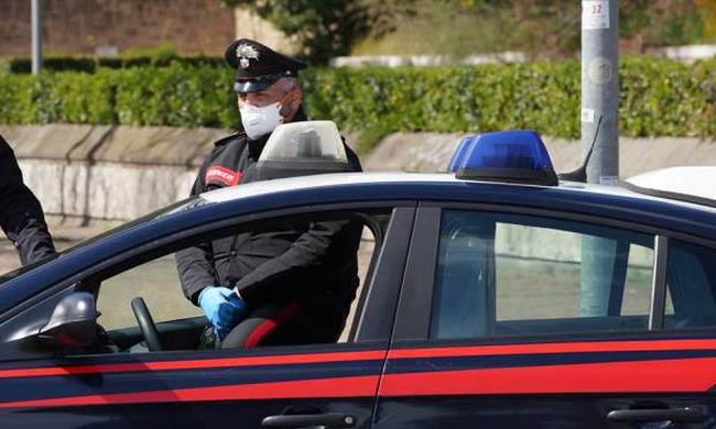 Con i motorini in piazza per girare un video rap: sanzionati 17 ragazzi a Rozzano