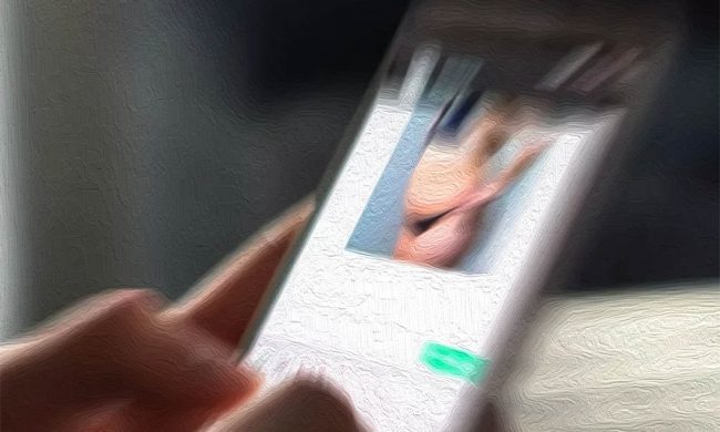 “Dammi i soldi o pubblico le tue foto hot sul web”, ragazza di Milano ricattata da un 38enne veneziano