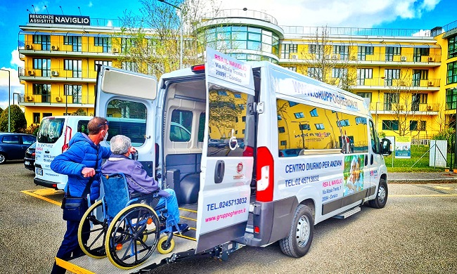 Le navette della rsa Naviglio al servizio di anziani e disabili per raggiungere i centri vaccinali